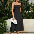 Elegantes schwarzes Midi-Trägerkleid mit Kordelzug und Schlitz in Gartenumgebung - XS / Schwarz