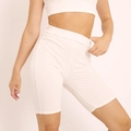 Completo sportivo da donna in maglia a coste bianco crema con top e pantaloncini - S / Bianco