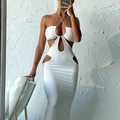 Elegantes weißes Neckholder-Maxikleid mit Ausschnitten und feinen Metallketten-Details - XS / Weiß