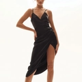 Robe longue en satin noir avec décolleté en V, taille drapée et fente latérale haute - XS / Noir