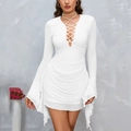 Elegante abito bianco aderente in mesh con scollo a V, balze e maniche lunghe a svasate chic - XS / Bianco