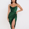 Abito sottoveste in raso verde scuro con scollo a cappuccio e spacco laterale profondo - XS / Verde Natale