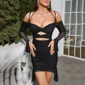 Vestido corto negro con cuello halter, detalles fruncidos, aberturas y mangas largas acampanadas - XS / Negro