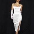 Eleganter weißer Satin-Midikleid mit Schlitz und quadratischem Ausschnitt und Handschuhen - XS / Weiß