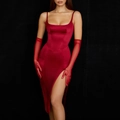 Eleganter roter Satin-Bodycon-Kleid mit quadratischem Ausschnitt, Schlitz und Handschuhen - S / Rot
