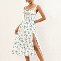 Sommerliches Blumen-Trägerkleid in Weiß und Blau mit Seitenschlitz und Rückenausschnitt - XS / Weiß mit Blauen Rosen