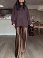 Pantaloni a gamba larga in raso marrone da donna con un maglione oversize in maglia - XS / Cuoio