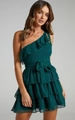 Détail de la robe asymétrique vert foncé avec tissu à pois suisses et volants étagés - S / Émeraude