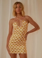 Abito sexy allacciato al collo con stampa a quadri gialli e motivi di frutti tropicali - S / Giallo chiaro