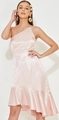 Elegantes hellrosa Satin-Kleid mit One-Shoulder-Schnitt und minimalistischer Silhouette - S / Aprikose