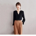 Französisches Design Chiffonbluse mit V-Ausschnitt, Goldkette und brauner Anzughose - S / Schwarz