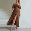 Abito marrone a spalle scoperte con maniche a sbuffo, busto arricciato e spacco alto - XS / Marrone