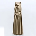 Dettaglio dell'abito midi in raso champagne con scollo a cappuccio e vita drappeggiata - S / Cammello