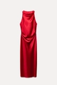 Dettaglio dell'abito midi in raso rosso con arricciatura in vita e scollo a cappuccio - S / Rosso