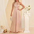 Detail eines eleganten Jumpsuits aus champagnerfarbenem Satin mit Faltenwurf und Taillenband - S / Champagner