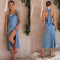Elegantes satiniertes Neckholder-Midikleid in Nebelblau mit Rückenschleife und Schlitz - S / Graublau