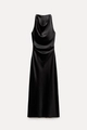 Dettaglio dell'abito midi in raso nero con scollo a cappuccio e vita arricciata - S / Nero