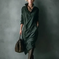 Dettaglio dell'abito midi verde scuro in pelle scamosciata a maniche lunghe con tasche - S / Verde Scuro