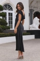Vue détaillée du col bénitier élégant sur cette robe de soirée en satin noir ajustée - Noir