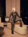 Detailaufnahme des Damen-Bodysuits mit Schlangenmuster und passenden hohen Stiefeln - S / Grau Schlangenmuster Hose Set
