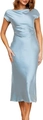 Détail de la robe en satin bleu clair avec décolleté drapé et plis sur le côté - Bleu clair