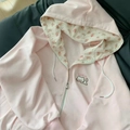 Detail van roze hoodie met kattenborduursel en een bloemenprint in de capuchonvoering - S / Roze