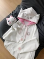 Detail van schattige kattenoortjes-hoodie met roze stippenvoering en pootjesborduurwerk - S / Witte kat