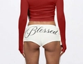 Rotes enges Langarmshirt und weiße Shorts mit Blessed-Aufdruck Rückansicht - S / Weiße Kordelzug-Shorts