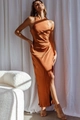 Halter-Midi-Kleid aus Satin in Karamell mit Rückendrehung und Seitenschlitz - S / Hellbraun