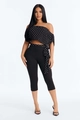 Dettaglio del top a pois con spalle scoperte, cintura abbinata e leggings neri corti - S / Nero