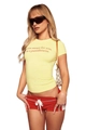 Detail van geel slim fit T-shirt met rode print en rode sportshorts met trekkoord - S / Geel
