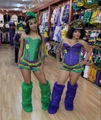 Dettaglio del corsetto di Carnevale e scaldamuscoli in finta pelliccia con ricamo NOLA - S / Verde
