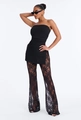 Detalle de top bandeau negro acanalado con abertura lateral y pantalón de encaje floral - S / Negro