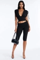 Detail van zwart tweedelig setje met crop top met diepe V-hals, strikbandjes en capri-legging - S / Zwart