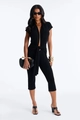 Detalle del mono negro con cuello en V, lazo en la cintura y pantalones 3/4 de corte ajustado - S / Negro