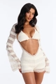 Dettaglio della trama in pizzo floreale bianco sul set bikini con maniche a campana - S / Bianco