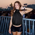 Detail des schwarzen Neckholder-Tops mit Faltenstruktur und Pailletten-Shorts - S / Schwarz