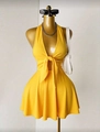 Dettaglio vestito giallo allacciato al collo con scollo a V e ritagli in vita - S / Giallo