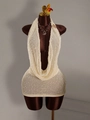 Ärmelloses rückenfreies Strick-Minikleid in Creme mit tiefem V-Ausschnitt und Punkten - S / Aprikose