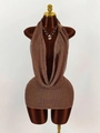 Detail eines tiefen V-Ausschnitts an einem braunen Neckholder-Strickkleid aus Mesh - S / Khaki