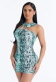 Détail du décolleté licou avec anneau doré sur une robe courte à imprimé serpent vert - S / Vert