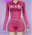 Détail de l'ensemble léopard rose avec poignets passe-pouce et lettrage artistique - S / Rose Rouge