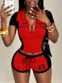 Dettaglio del set sportivo rosso e nero con top a zip e stampa NOT AVERAGE YOUR GIRL - S / Rosso/Nero