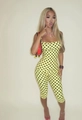 Detail eines gelben gepunkteten Jumpsuits mit schmalen Trägern und ärmellosem Schnitt - S / Gelb