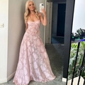 Elegantes hellrosa Abendkleid mit 3D-Blumenspitze und schickem, trägerlosem Design - S / Rosa
