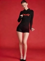 Damen-Set aus schwarzem Kapuzenpullover und engen Shorts mit rotem Body-Aufdruck - Schwarz