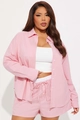 Detail van roze gestreept shirt met lange mouwen en bijpassende korte broek met trekkoord - S / Roze