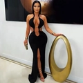 Detail eines schwarzen Bodycon-Kleides mit goldfarbenen Ringen und hohem Beinschlitz - S / Schwarz