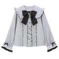 Dettaglio della camicia grigia con volant, fiocco nero e bottone di perla sul collo - Taglia S / Maniche lunghe / Blu
