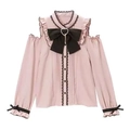 Dettaglio della camicetta rosa con spalle scoperte, volant in pizzo nero e fiocco di perle - Taglia S / Spalle Scoperte / Rosa